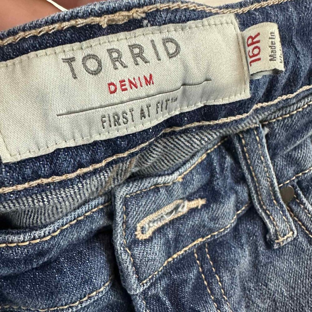 Torrid Women’s Plus size Distressed Frayed Hem‎ Jeans – Medium Wash - Picture 3 of 15